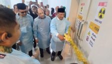 Bupati Bireuen, Ir H Mukhlis, ST didampingi pejabat terkait melauching layanan Cathlab di RSUD dr Fauziah, Jumat (31/8) pagi.