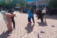 Mahasiswa mengikuti lomba semarak HUT ke-81 Kemerdekaan RI digelar BEM UNIKI Bireuen, dihalaman kampus, Sabtu (15/8) pagi.