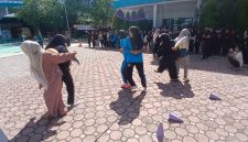 Mahasiswa mengikuti lomba semarak HUT ke-81 Kemerdekaan RI digelar BEM UNIKI Bireuen, dihalaman kampus, Sabtu (15/8) pagi.