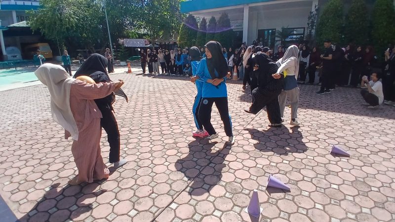 Mahasiswa mengikuti lomba semarak HUT ke-81 Kemerdekaan RI digelar BEM UNIKI Bireuen, dihalaman kampus, Sabtu (15/8) pagi.