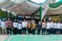 Asisten Setdakab Bireuen, Mulyadi, SH.,.MM, Kapolres AKBP Yulhendri, SH.,SIK.,SPsi., MIK, Ketua Pembina Yayasan Kebangsaan, Dr H Amiruddin Idris, SE.,MSi, pejabat UNIKI foto bersama mahasiswa baru, Sabtu (29/8) pagi.