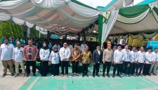 Asisten Setdakab Bireuen, Mulyadi, SH.,.MM, Kapolres AKBP Yulhendri, SH.,SIK.,SPsi., MIK, Ketua Pembina Yayasan Kebangsaan, Dr H Amiruddin Idris, SE.,MSi, pejabat UNIKI foto bersama mahasiswa baru, Sabtu (29/8) pagi.