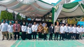 Asisten Setdakab Bireuen, Mulyadi, SH.,.MM, Kapolres AKBP Yulhendri, SH.,SIK.,SPsi., MIK, Ketua Pembina Yayasan Kebangsaan, Dr H Amiruddin Idris, SE.,MSi, pejabat UNIKI foto bersama mahasiswa baru, Sabtu (29/8) pagi.