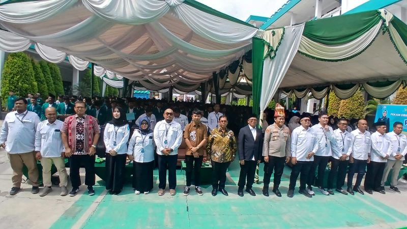 Asisten Setdakab Bireuen, Mulyadi, SH.,.MM, Kapolres AKBP Yulhendri, SH.,SIK.,SPsi., MIK, Ketua Pembina Yayasan Kebangsaan, Dr H Amiruddin Idris, SE.,MSi, pejabat UNIKI foto bersama mahasiswa baru, Sabtu (29/8) pagi.