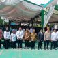 Asisten Setdakab Bireuen, Mulyadi, SH.,.MM, Kapolres AKBP Yulhendri, SH.,SIK.,SPsi., MIK, Ketua Pembina Yayasan Kebangsaan, Dr H Amiruddin Idris, SE.,MSi, pejabat UNIKI foto bersama mahasiswa baru, Sabtu (29/8) pagi.