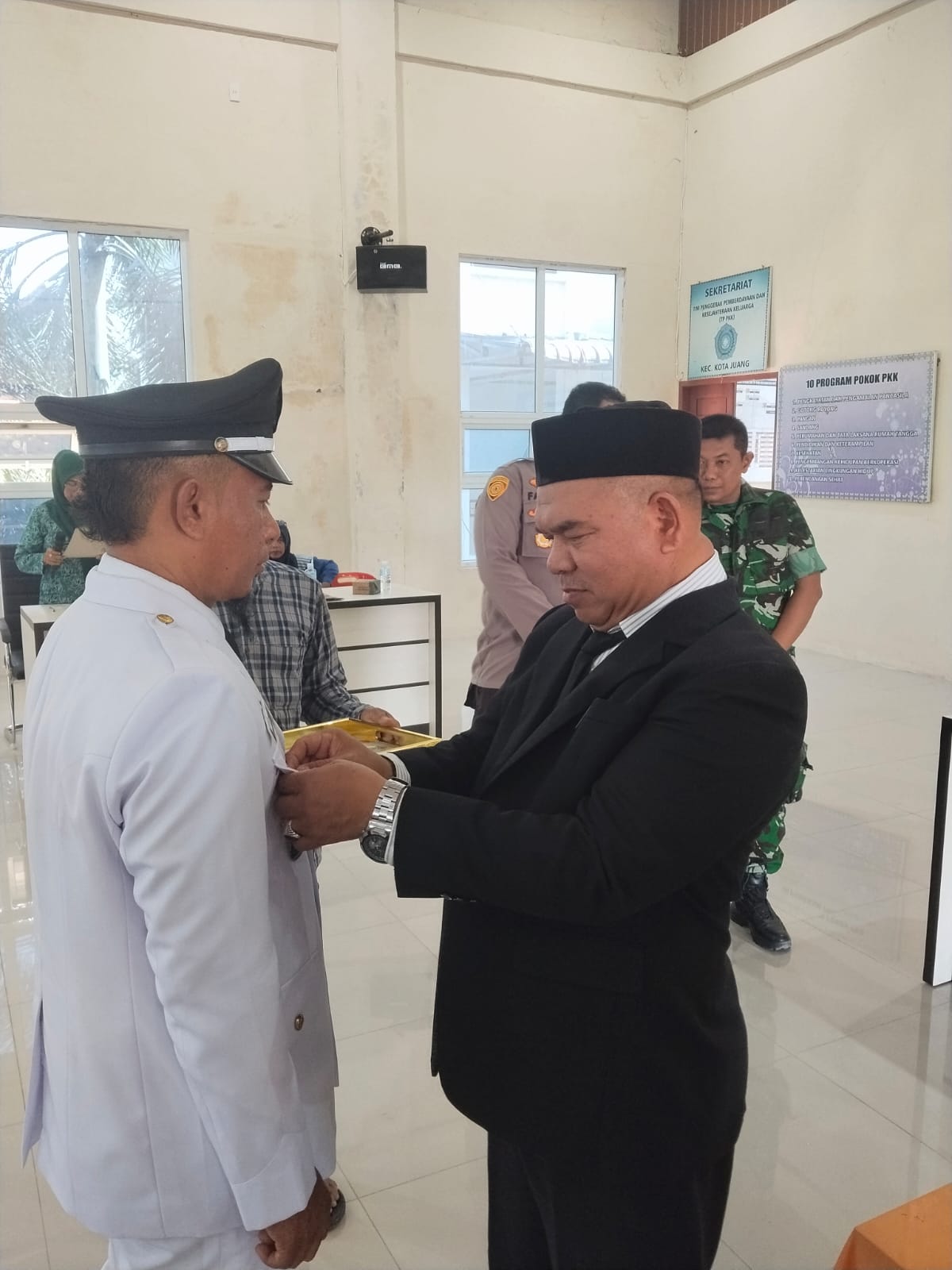 Camat Kota Juang, Saifuddin S.K.M M.Kes melantik Syafruddin sebagai Keuchik Geulanggang Baro, Sabtu (15/8)