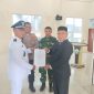 Camat Kota Juang, Saifuddin S.KM M.Kes menyerahkan SK kepada Keuchik Geulanggang Baro, Syafruddin usai prosesi pelantikan di aula Kantor Camat, Sabtu (15/08)