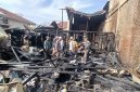 Tiga rumah warga Lorong Dewi Geudong Teugoh, ludes terbakar dan jadi arang dilahap si jago merah, Minggu dinihari (9/8) pukul 03.00 WIB.