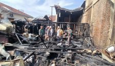 Tiga rumah warga Lorong Dewi Geudong Teugoh, ludes terbakar dan jadi arang dilahap si jago merah, Minggu dinihari (9/8) pukul 03.00 WIB.