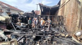 Tiga rumah warga Lorong Dewi Geudong Teugoh, ludes terbakar dan jadi arang dilahap si jago merah, Minggu dinihari (9/8) pukul 03.00 WIB.