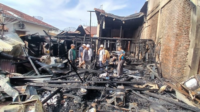 Tiga rumah warga Lorong Dewi Geudong Teugoh, ludes terbakar dan jadi arang dilahap si jago merah, Minggu dinihari (9/8) pukul 03.00 WIB.