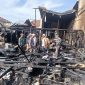 Tiga rumah warga Lorong Dewi Geudong Teugoh, ludes terbakar dan jadi arang dilahap si jago merah, Minggu dinihari (9/8) pukul 03.00 WIB.