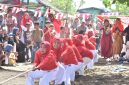 Ibu-ibu TP-PKK dan Kader Posyandu Gampong Kecamatan Simpang Mamplam ikut lomba tarik tambang, di objek wisata pantai Blang Kijue, Gampong Rheum Baroh, Kamis (13/8) siang.