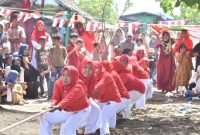 Ibu-ibu TP-PKK dan Kader Posyandu Gampong Kecamatan Simpang Mamplam ikut lomba tarik tambang, di objek wisata pantai Blang Kijue, Gampong Rheum Baroh, Kamis (13/8) siang.