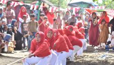 Ibu-ibu TP-PKK dan Kader Posyandu Gampong Kecamatan Simpang Mamplam ikut lomba tarik tambang, di objek wisata pantai Blang Kijue, Gampong Rheum Baroh, Kamis (13/8) siang.
