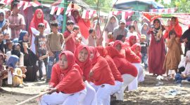 Ibu-ibu TP-PKK dan Kader Posyandu Gampong Kecamatan Simpang Mamplam ikut lomba tarik tambang, di objek wisata pantai Blang Kijue, Gampong Rheum Baroh, Kamis (13/8) siang.