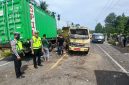 Kasatlantas Polres Bireuen, AKP Irwansyah Nasution dan anggota mengamankan lokasi tabrakan truk sampah dan truk muatan box container di jalan Banda Aceh-Medan Gampong Ceurucok, Kecamatan Simpang Mamplam, Minggu (9/8) pagi.