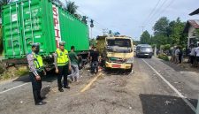 Kasatlantas Polres Bireuen, AKP Irwansyah Nasution dan anggota mengamankan lokasi tabrakan truk sampah dan truk muatan box container di jalan Banda Aceh-Medan Gampong Ceurucok, Kecamatan Simpang Mamplam, Minggu (9/8) pagi.