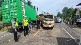 Kasatlantas Polres Bireuen, AKP Irwansyah Nasution dan anggota mengamankan lokasi tabrakan truk sampah dan truk muatan box container di jalan Banda Aceh-Medan Gampong Ceurucok, Kecamatan Simpang Mamplam, Minggu (9/8) pagi.