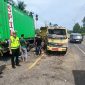 Kasatlantas Polres Bireuen, AKP Irwansyah Nasution dan anggota mengamankan lokasi tabrakan truk sampah dan truk muatan box container di jalan Banda Aceh-Medan Gampong Ceurucok, Kecamatan Simpang Mamplam, Minggu (9/8) pagi.