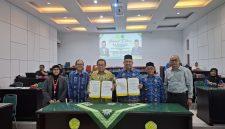 Rektor Unmuha, Dr Aslam Nur, MA dengan Rektor Umuslim Bireuen, Dr Marwan, MPd menandatangani MoU lanjutan kerja sama yang berlangsung di
Aula Rektorat Unmuha, Senin (17/8).