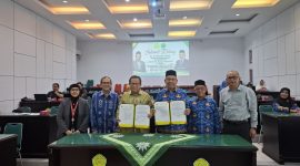 Rektor Unmuha, Dr Aslam Nur, MA dengan Rektor Umuslim Bireuen, Dr Marwan, MPd menandatangani MoU lanjutan kerja sama yang berlangsung di
Aula Rektorat Unmuha, Senin (17/8).