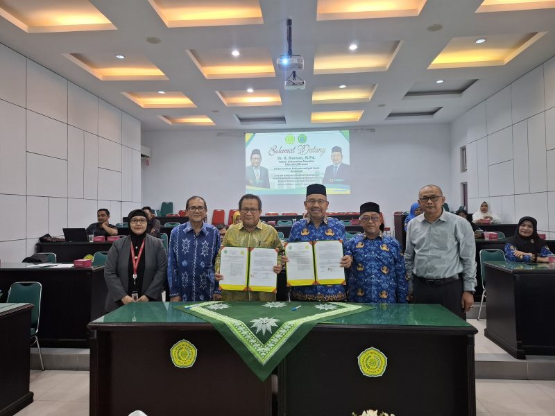Rektor Unmuha, Dr Aslam Nur, MA dengan Rektor Umuslim Bireuen, Dr Marwan, MPd menandatangani MoU lanjutan kerja sama yang berlangsung di
Aula Rektorat Unmuha, Senin (17/8).