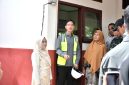 Wapres Gibran didampingi istri Bupati Bireuen, Ny Sadriah S.K.M saat berkunjung ke SDN 7 Jangka, Kamis (6/8)
