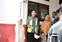Wapres Gibran didampingi istri Bupati Bireuen, Ny Sadriah S.K.M saat berkunjung ke SDN 7 Jangka, Kamis (6/8)
