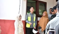 Wapres Gibran didampingi istri Bupati Bireuen, Ny Sadriah S.K.M saat berkunjung ke SDN 7 Jangka, Kamis (6/8)