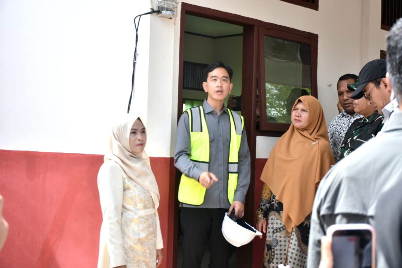 Wapres Gibran didampingi istri Bupati Bireuen, Ny Sadriah S.K.M saat berkunjung ke SDN 7 Jangka, Kamis (6/8)