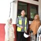 Wapres Gibran didampingi istri Bupati Bireuen, Ny Sadriah S.K.M saat berkunjung ke SDN 7 Jangka, Kamis (6/8)