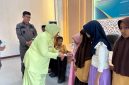 Kajari Bireuen, Yarnes SH MH bersama Ketua IAD Kejari Bireuen, Ny Ira Yolanda SH MH menyerahkan santunan anak yatim