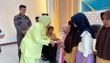 Kajari Bireuen, Yarnes SH MH bersama Ketua IAD Kejari Bireuen, Ny Ira Yolanda SH MH menyerahkan santunan anak yatim