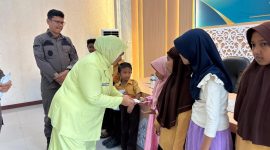 Kajari Bireuen, Yarnes SH MH bersama Ketua IAD Kejari Bireuen, Ny Ira Yolanda SH MH menyerahkan santunan anak yatim