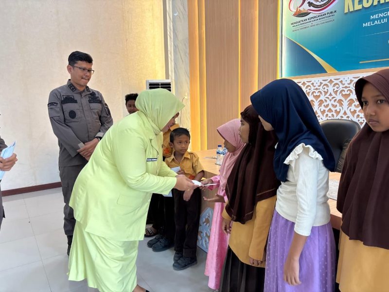 Kajari Bireuen, Yarnes SH MH bersama Ketua IAD Kejari Bireuen, Ny Ira Yolanda SH MH menyerahkan santunan anak yatim