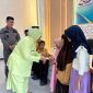 Kajari Bireuen, Yarnes SH MH bersama Ketua IAD Kejari Bireuen, Ny Ira Yolanda SH MH menyerahkan santunan anak yatim