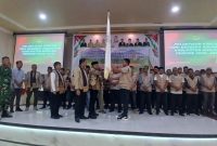 Bupati Bireuen, Ir H Mukhlis, ST didampingi pejabat terkait, menyerahkan SK dan bendera pataka ke pengurus Korcam Tani Indonesia Bireuen, di Aula Hotel Bireuen Jaya, Kamis (24/9) siang.