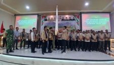 Bupati Bireuen, Ir H Mukhlis, ST didampingi pejabat terkait, menyerahkan SK dan bendera pataka ke pengurus Korcam Tani Indonesia Bireuen, di Aula Hotel Bireuen Jaya, Kamis (24/9) siang.