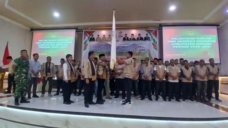 Bupati Bireuen, Ir H Mukhlis, ST didampingi pejabat terkait, menyerahkan SK dan bendera pataka ke pengurus Korcam Tani Indonesia Bireuen, di Aula Hotel Bireuen Jaya, Kamis (24/9) siang.