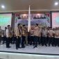 Bupati Bireuen, Ir H Mukhlis, ST didampingi pejabat terkait, menyerahkan SK dan bendera pataka ke pengurus Korcam Tani Indonesia Bireuen, di Aula Hotel Bireuen Jaya, Kamis (24/9) siang.