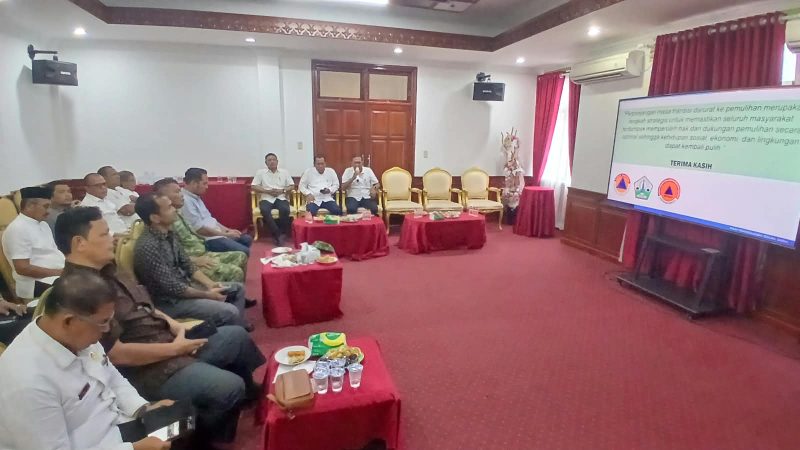 Sekdakab Bireuen, Ismunandar, MT memimpin Rapat Koordinasi Perpanjangan Masa Transisi Darurat ke Pemulihan Pasca Bencana, di Aula Pendopo Bupati, Jumat (4/9) siang.