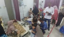 Sejumlah siswa SMAN 1 Kuala dirawat di IGD RSUD dr Fauziah Bireuen diduga keracunan MBG, Kamis (17/9) siang.