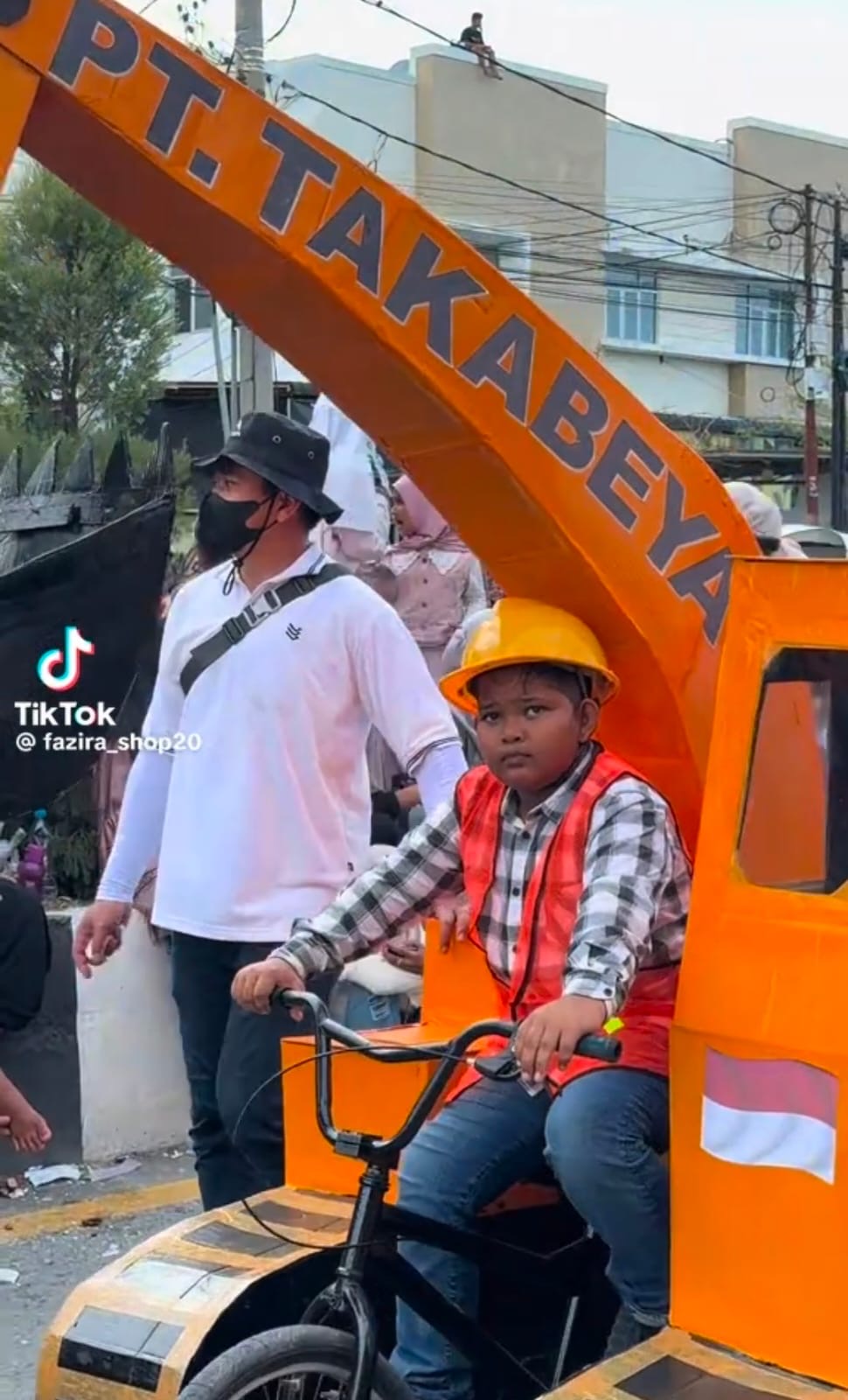 Asyraf Azizi mengendarai sepeda hias berbentuk Beco PT Takabeya, saat pawai karnaval 18 Agustus lalu.