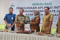 Plt Kacabdin Wilayah Bireuen, Yusnita, SE.Ak.,SPd.,MPd, membuka Sosialisasi dan Edukasi Penggunaan Internet Banking Corporate (IBC) Bank Aceh Syariah dalam pengelolaan BOS, di Aula SMA Negeri 1 Bireuen.