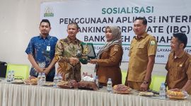 Plt Kacabdin Wilayah Bireuen, Yusnita, SE.Ak.,SPd.,MPd, membuka Sosialisasi dan Edukasi Penggunaan Internet Banking Corporate (IBC) Bank Aceh Syariah dalam pengelolaan BOS, di Aula SMA Negeri 1 Bireuen.