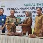 Plt Kacabdin Wilayah Bireuen, Yusnita, SE.Ak.,SPd.,MPd, membuka Sosialisasi dan Edukasi Penggunaan Internet Banking Corporate (IBC) Bank Aceh Syariah dalam pengelolaan BOS, di Aula SMA Negeri 1 Bireuen.