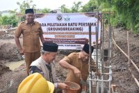 Bupati Bireuen, Ir H Mukhlis ST melakukan ground breaking gedung kantor haji dan umrah Bireuen, Selasa (15/9)