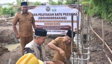 Bupati Bireuen, Ir H Mukhlis ST melakukan ground breaking gedung kantor haji dan umrah Bireuen, Selasa (15/9)
