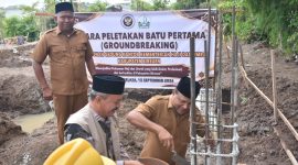 Bupati Bireuen, Ir H Mukhlis ST melakukan ground breaking gedung kantor haji dan umrah Bireuen, Selasa (15/9)